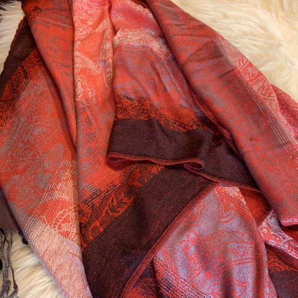 Red tones scarf - Picture 4 of 13